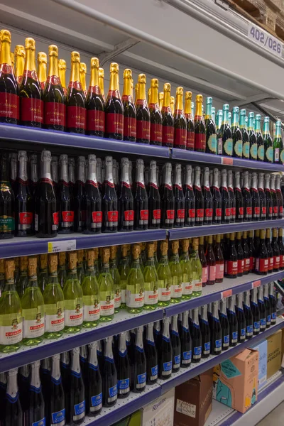 Süpermarketteki raflarda farklı türde şampanya var..