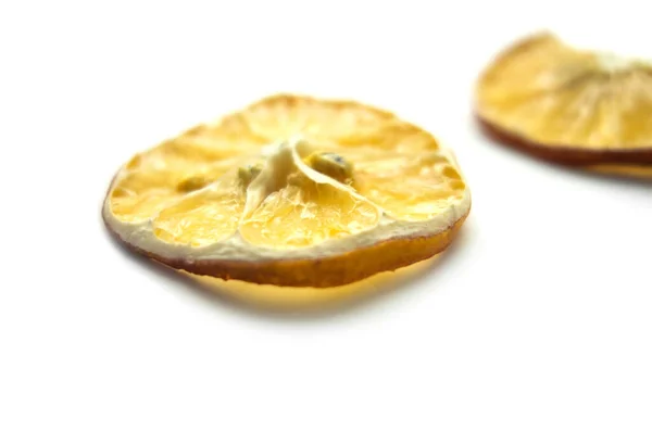 Вибірковий фокус. шматочок висушеного старого лимона. Білий фон . — стокове фото