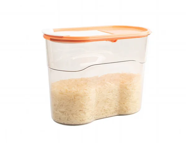 쌀은 투명 한 플라스틱 용기 안에 있습니다. 하얀 배경에 고립되어 있습니다. 예기치 않은 상황에 대한 주식 개념. — 스톡 사진