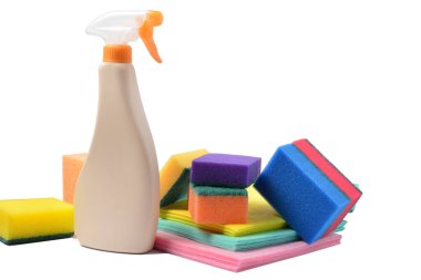 Mutfağı temizlemek için leke çıkarıcı, sünger ve peçete. Beyaz arka planda izole edilmiş. Boşluğu kopyala.