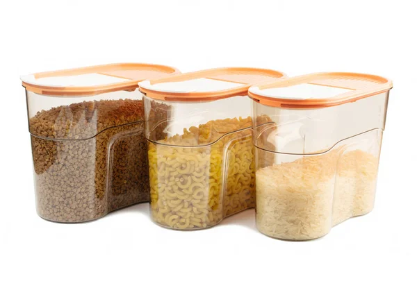 Transparante Plastic Containers Zout Boekweit Pasta Hoorns Rijst Geïsoleerd Wit — Stockfoto