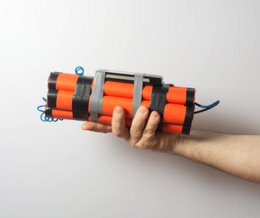 Bir adam akıllı telefondan yapılmış bir zamanlayıcıyla bomba tutuyor. Hayatta kalma ve terörizm. Beyaz arka plan. Boşluğu kopyala.