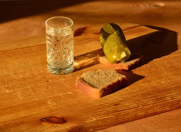 Copo Vodka Com Pedaços Pão Preto Pepino Conserva Fundo Madeira — Fotografia de Stock