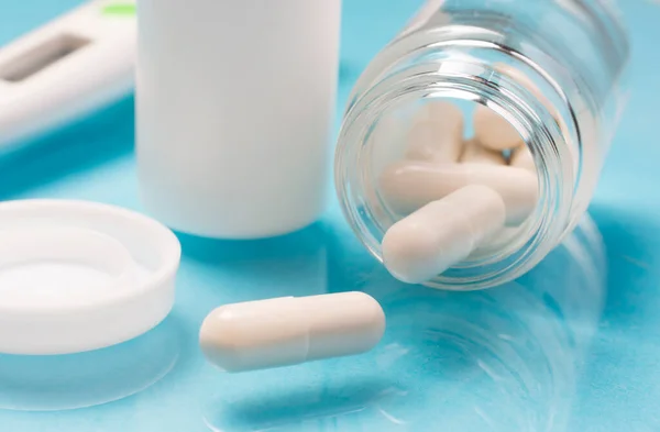 Pillole Capsula Bianca Barattolo Vetro Sfondo Blu Concetto Trattamento Prevenzione — Foto Stock