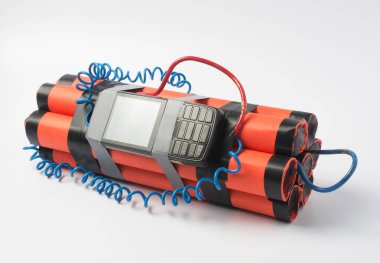 Beyaz arka planda elektrik bandıyla eski bir akıllı telefondan alınmış bir saat mekanizması ile birleştirilmiş bombayı hazırlayın. terörizm.