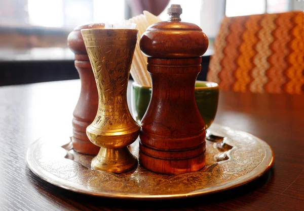Olika kryddor i orientalisk stil på ett kopparfat och ett träbord — Stockfoto