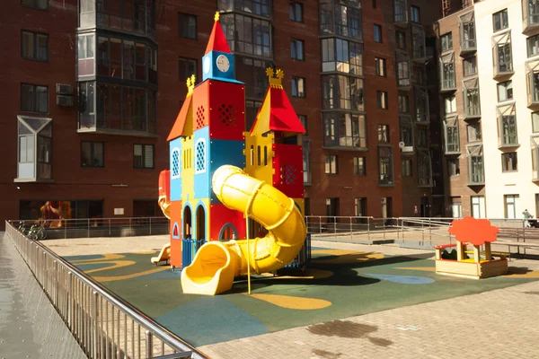 Arkhangelsk 'te arabasız çocuk parkı ve avlu. Yeni evler ve yeni peyzaj..