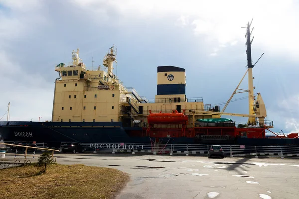 Buzkıran dikson, Arkhangelsk Limanı iskelesinde..