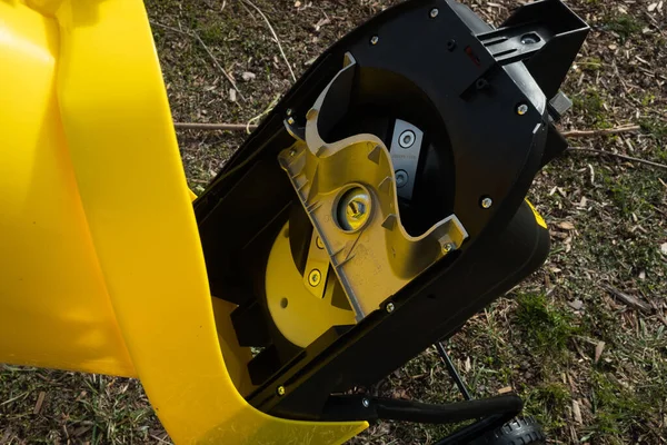 Garden Shredder 'da dal bıçakları. Ağaç kırıntılarını ya da çalıları kesmek için tasarlanmış. Köy hayatı konsepti. Boşluğu kopyala.