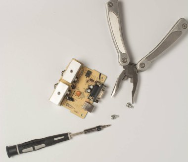 Güçlü transistörler ve iletişim portu ile güç ikmal devresini onarabiliriz. Yanında bir çoklu alet ve yerine konulabilir bir tornavida var. Boşluğu kopyala.