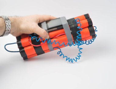 Bir adam akıllı telefondan yapılmış bir zamanlayıcıyla bomba tutuyor. Hayatta kalma ve terörizm. Beyaz arka plan. Boşluğu kopyala.