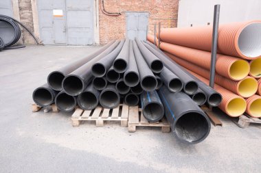 Kanalizasyon ve septik tanklar için geniş çaplı plastik borular. Özel ev inşaatı konsepti. Boşluğu kopyala.