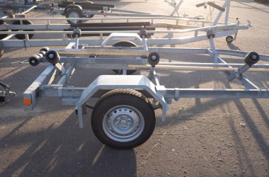 Tekne yatları taşımak için bir karavan. Sokakta duruyor. seyahat ve kargo taşıma konsepti. Boşluğu kopyala.