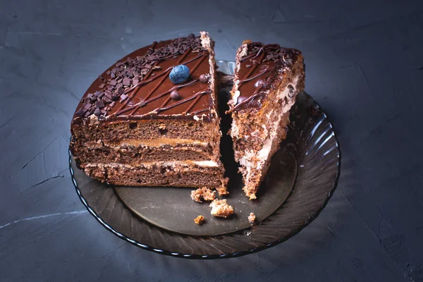 Scheibe Schokoladenkuchen Mit Blaubeeren Auf Grauem Hintergrund Kopierraum — Stockfoto
