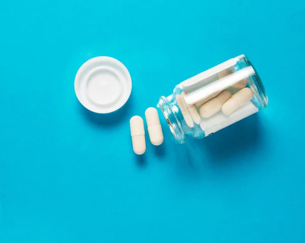 Pillole Capsula Bianca Barattolo Vetro Sfondo Blu Concetto Trattamento Prevenzione — Foto Stock