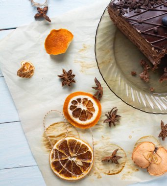 Seçici odaklanma. Üzerinde yaban mersini olan bir dilim çikolatalı pasta. kopyalama alanı. Düz çizgi.