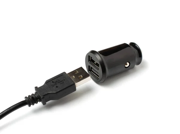 Cable USB y cargador de coche negro con dos puertos USB, enchufe multifuncional del adaptador del encendedor del cigarrillo. fondo blanco. — Foto de Stock