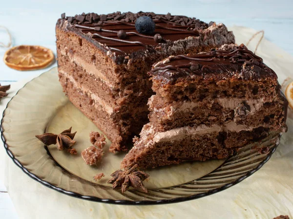 Φέτα κέικ σοκολάτας με βατόμουρα στην κορυφή σε γκρι φόντο. πάνω όψη. — Φωτογραφία Αρχείου