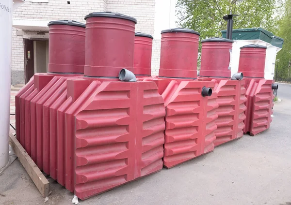 Sokaktaki septik tankları alıcılar için sergileniyor.