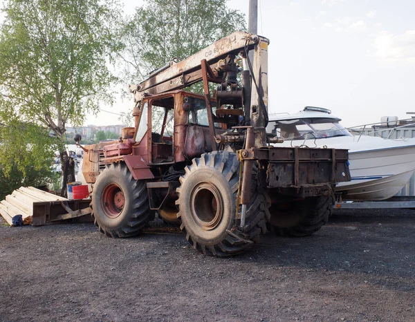 Starý rezavý traktor s velkými koly — Stock fotografie