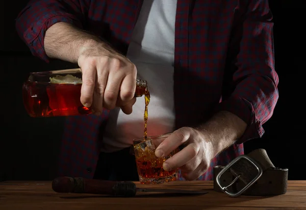 Uomo Con Una Camicia Rustica Versa Whisky Nei Bicchieri Beve — Foto Stock