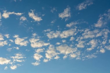 Akşamları bulutlu mavi gökyüzü. Boşluğu kopyala.