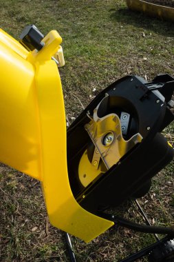 Garden Shredder 'da dal bıçakları. Ağaç kırıntılarını ya da çalıları kesmek için tasarlanmış. Köy hayatı konsepti. Boşluğu kopyala.