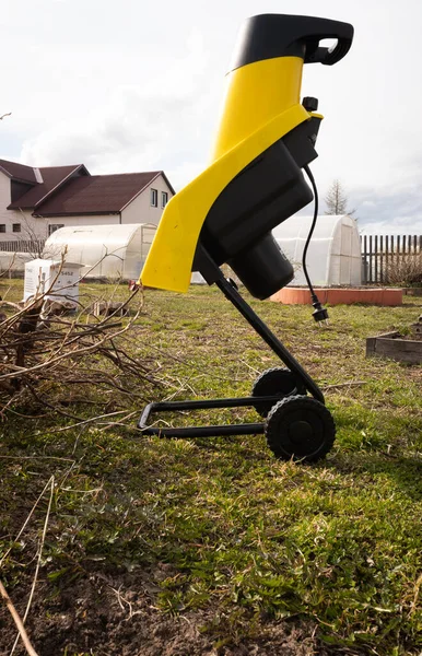 Una Máquina Para Triturar Ramas Una Casa Campo Verano Espacio —  Fotos de Stock