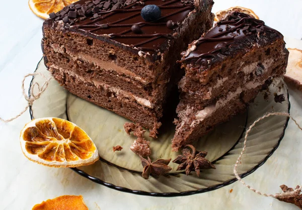 Scheibe Schokoladenkuchen mit Blaubeeren auf grauem Hintergrund. Ansicht von oben. — Stockfoto