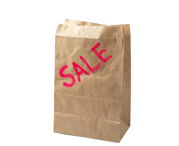 Упаковка крафтовой бумаги с красной надписью ПРОДАЖА. концепция продаж и подарков. — стоковое фото