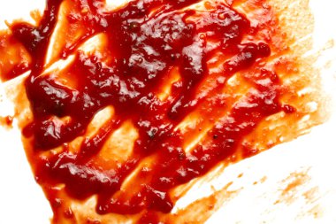 Beyaz üzerine izole edilmiş domates sosunun parlak kırmızı arkaplanı. Boşluğu kopyala.