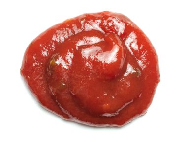 Beyaza izole edilmiş taze kırmızı domates sosu. Boşluğu kopyala.