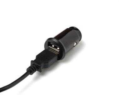 USB kablo ve iki USB bağlantı noktası olan siyah araba şarjı, çok işlevli sigara çakmağı prizi. Beyaz arka plan. Boşluğu kopyala.
