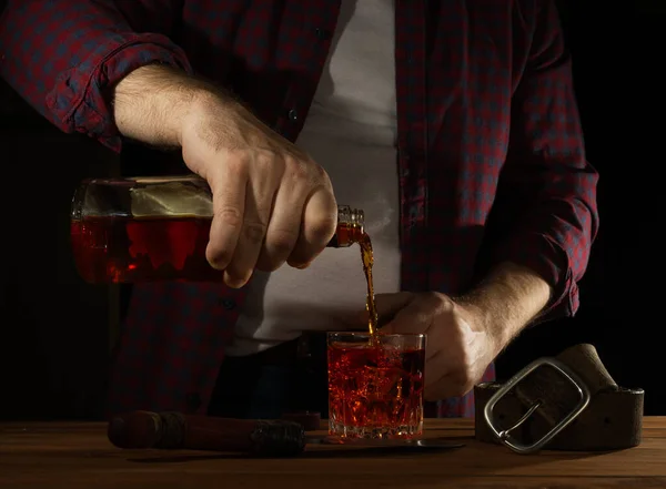 Uomo Con Una Camicia Rustica Versa Whisky Nei Bicchieri Beve — Foto Stock