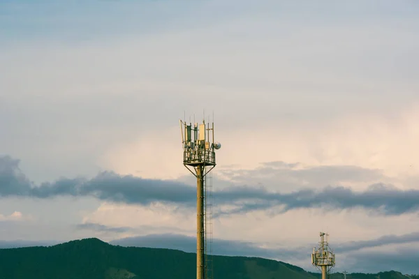 Vysílací anténa mobilní komunikace na pozadí hor a oblohy. — Stock fotografie