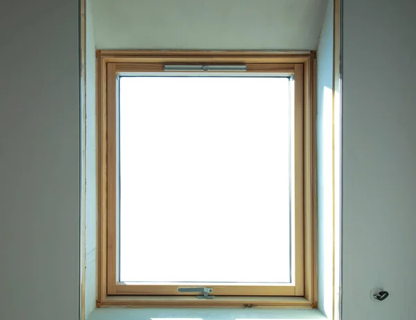 Gran ventana dormer de madera con luz blanca brillante — Foto de Stock