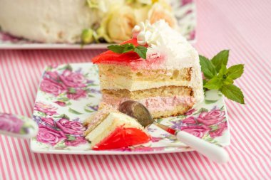 Pastanın üstünde böğürtlen, masada kremalı pasta.