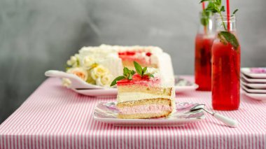 Pastanın üstünde böğürtlen, masada kremalı pasta.