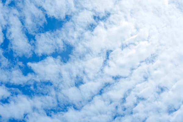 Natürlich Blauer Himmel Und Wolkenhintergrund Mit Kopierraum Für Design — Stockfoto