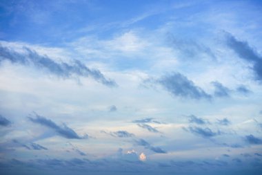 Mavi gökyüzünün boşluğu ve özgürlüğü ve afiş veya duvar kağıdı arkaplanı için kopyalama alanı olan bulutlar
