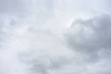 Duvar kağıdı veya pankart için kopyalama alanı olan beyaz bulutlar ve bue gökyüzü arkaplanı