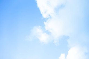 Mavi gökyüzü ve bulutlu temiz hava. Duvar kağıdı ya da afiş için kopya alanı var.