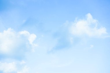 Mavi gökyüzü ve bulutlu temiz hava. Duvar kağıdı ya da afiş için kopya alanı var.