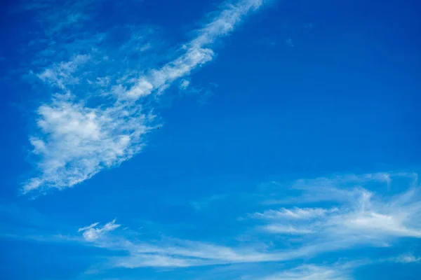 Wallpaper Von Weißen Wolken Auf Blauem Himmel Mit Kopierraum Für — Stockfoto