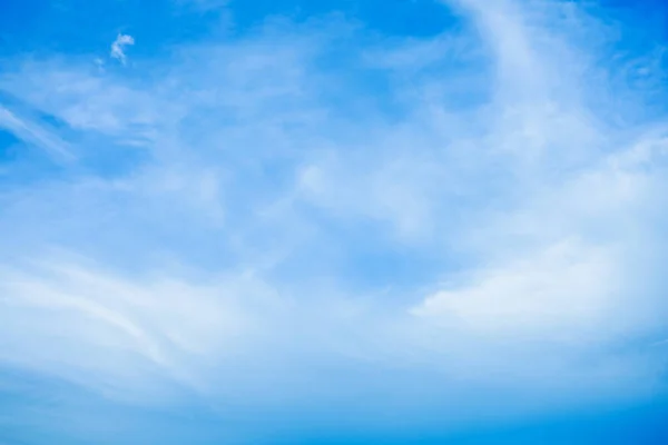 Wallpaper Von Weißen Wolken Auf Blauem Himmel Mit Kopierraum Für — Stockfoto