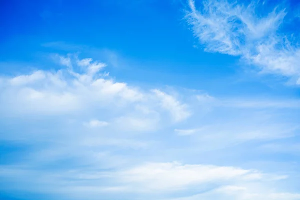 Mavi Gökyüzünde Beyaz Bulutların Doğal Afiş Duvar Kağıdı Arkaplanı Için — Stok fotoğraf