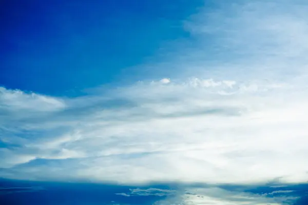 Natürliche Weiße Wolken Blauen Himmel Mit Kopierraum Für Banner Oder — Stockfoto