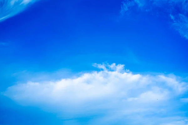 Güzel Beyaz Bulutlar Mavi Gökyüzünde Afiş Duvar Kağıdı Arkaplanı Için — Stok fotoğraf