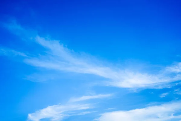 Schöne Weiße Wolken Blauen Himmel Mit Kopierraum Für Banner Oder — Stockfoto
