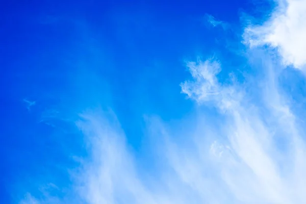 Weiße Wolken Blauen Himmel Mit Kopierplatz Für Banner Oder Hintergrundbilder — Stockfoto